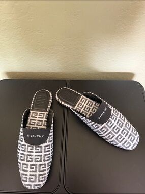 Givenchy Bedford 4G Logo Jacquard Mules in black and white Size 37